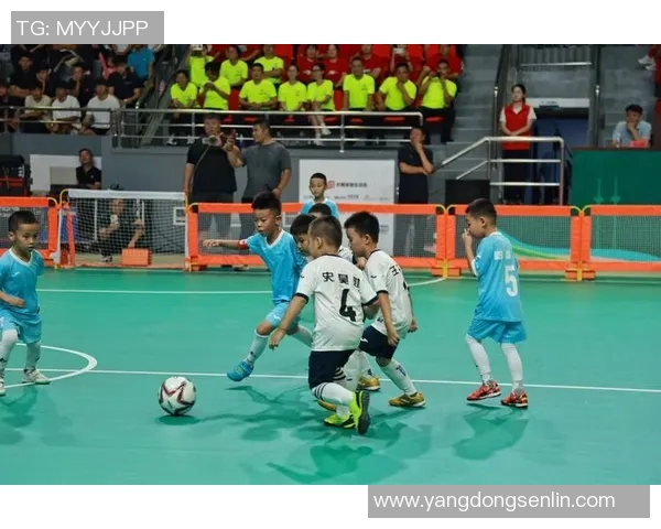 在忙碌的生活中他依然坚持还踢了足球的热爱与梦想