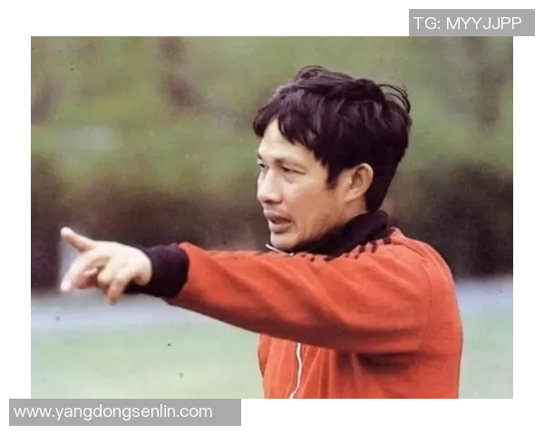 名足球教练的成功之道与战术理念深度解析与启示